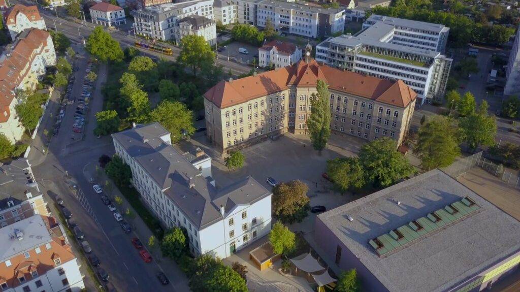 Das moderne Schulgebäude der 25. Oberschule „Am Pohlandplatz“ in Dresden – Bildung, Ganztagsangebote und Förderung erleben.
