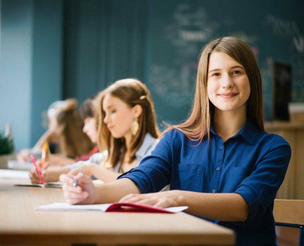 Eine Schülerin blickt in die Kamera – Einblick in den Schulalltag, Werte & Angebote an der 25. Oberschule „Am Pohlandplatz“.