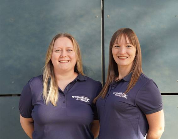 Zwei Schulsozialarbeiter unterstützen Schüler der 25. Oberschule Dresden – Beratung, Förderung & Hilfestellung aktiv erleben.