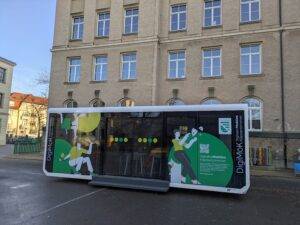 Digimok auf dem Schulhof II